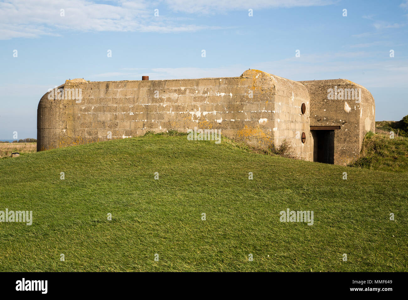 Alten gebrochenen deutsche Bunker des Atlantikwalls und Artillerie Batterie Longues sur Mer Stockfoto