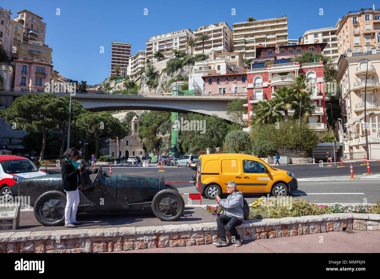 Monaco Innenstadt, Touristen, Foto bei bronze Denkmal von William Grover (Williams) in seinem Bugatti 35B, Sieger der ersten Monte Carlo Grand Pr Stockfoto
