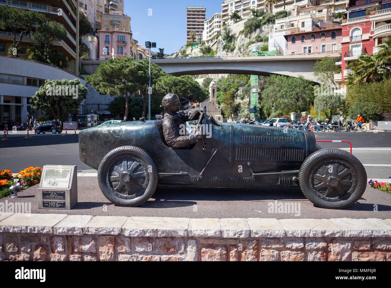 Monaco, bronzene Denkmal von William Grover (Williams) in seinem Bugatti 35B, Sieger der ersten Monte Carlo Grand Prix 1929 Stockfoto