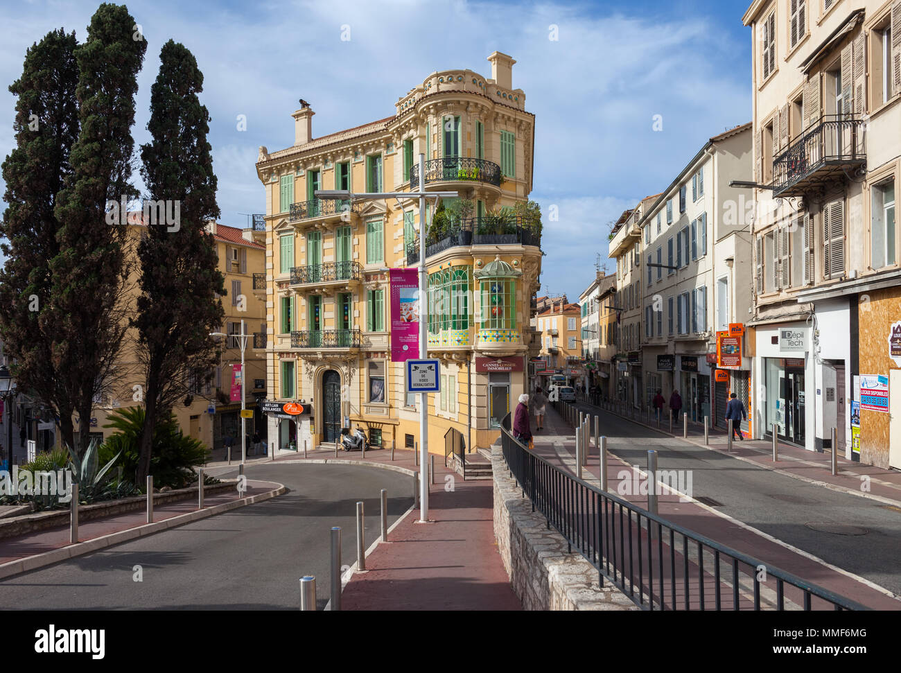 Stadt Cannes in Frankreich, historische Wohnhäuser entlang der Rue Jean de Riouffe und Rue Marechal Joffre Straßen Stockfoto