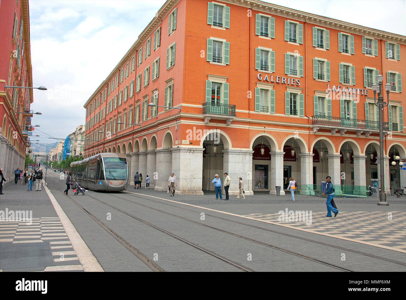 Linien d'Azur, Straßenbahn am Einkaufszentrum Lafayette, Place Masséna, Nizza, Côte d'Azur, Alpes Maritimes, Südfrankreich, Frankreich, Europa Stockfoto