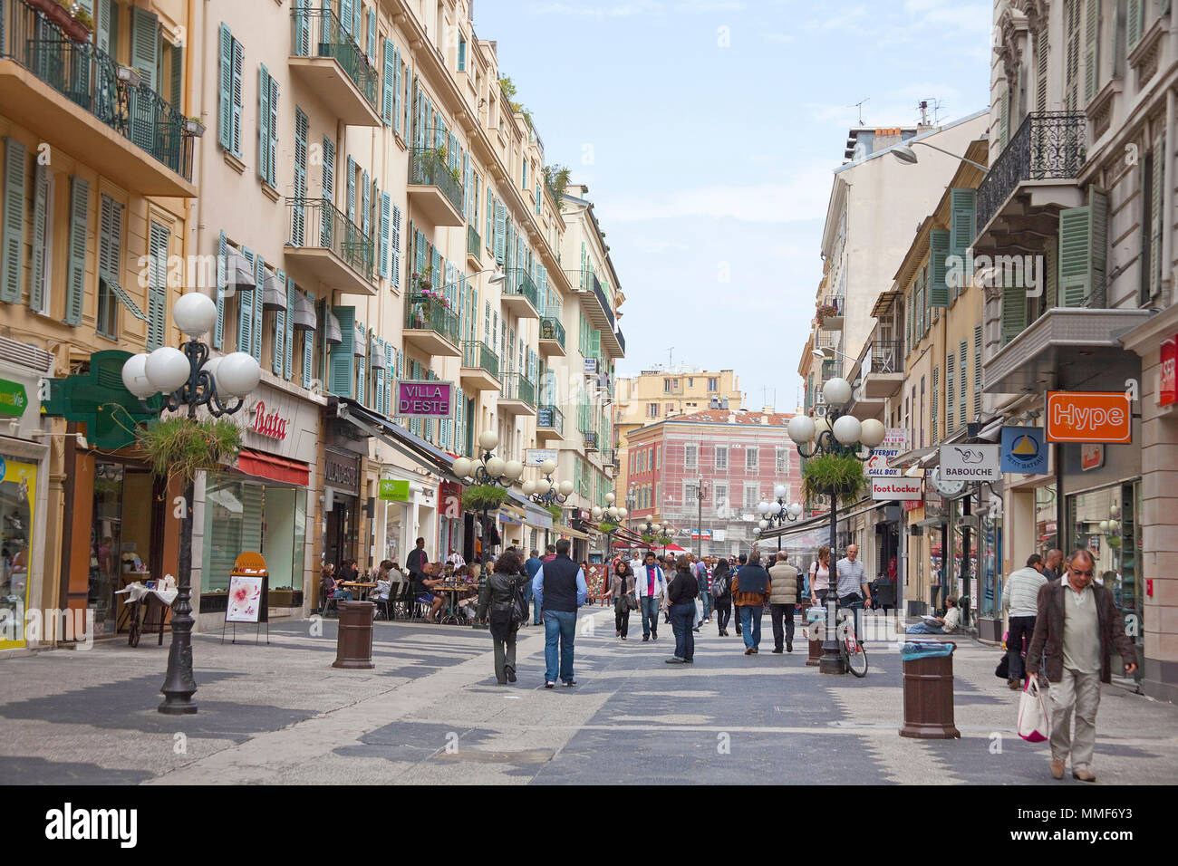 Fußgängerzone mit Geschäften an der Place Masséna, Nizza, Côte d'Azur, Alpes Maritimes, Südfrankreich, Frankreich, Europa Stockfoto