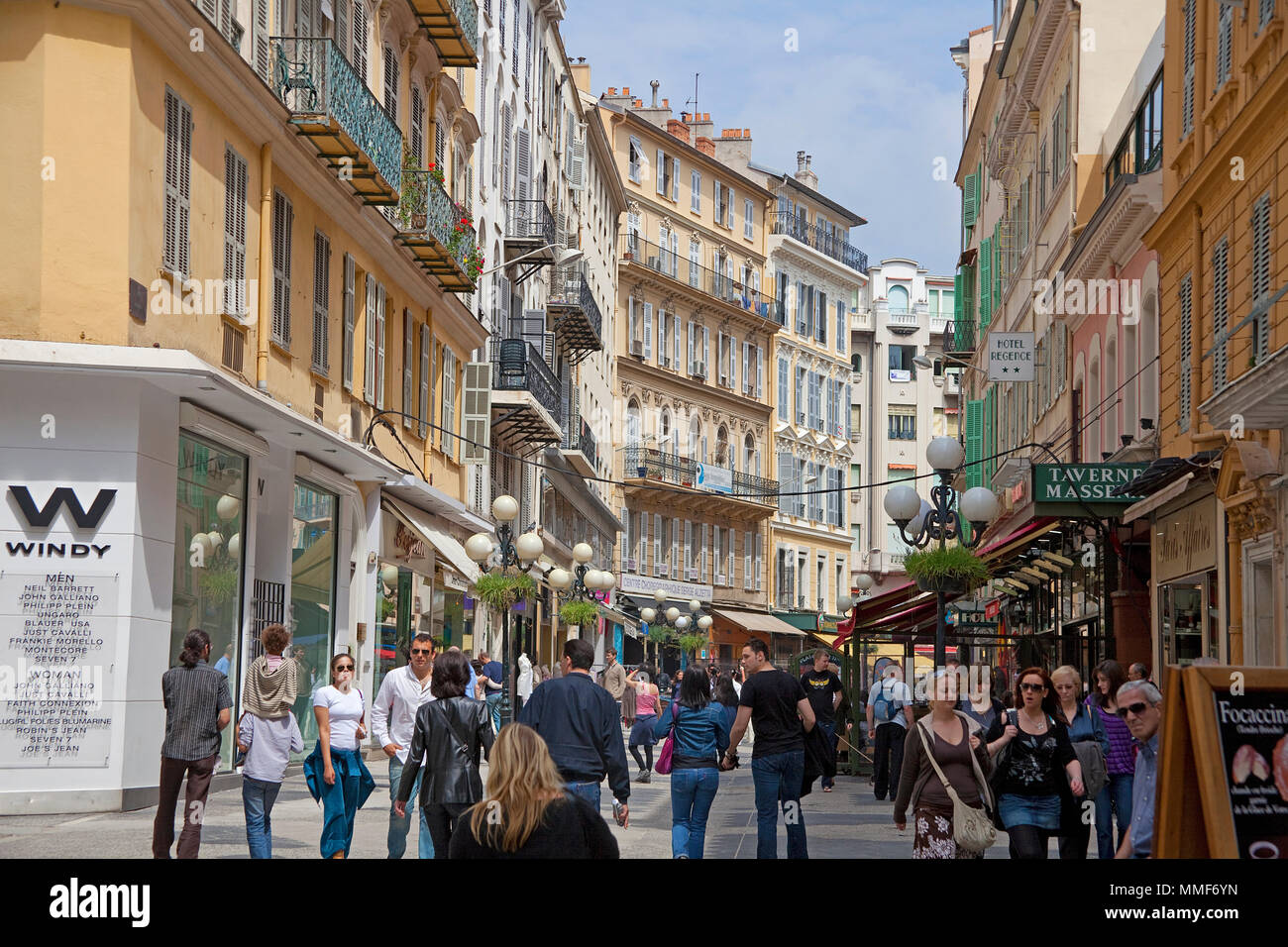 Fußgängerzone mit Geschäften an der Place Masséna, Nizza, Côte d'Azur, Alpes Maritimes, Südfrankreich, Frankreich, Europa Stockfoto