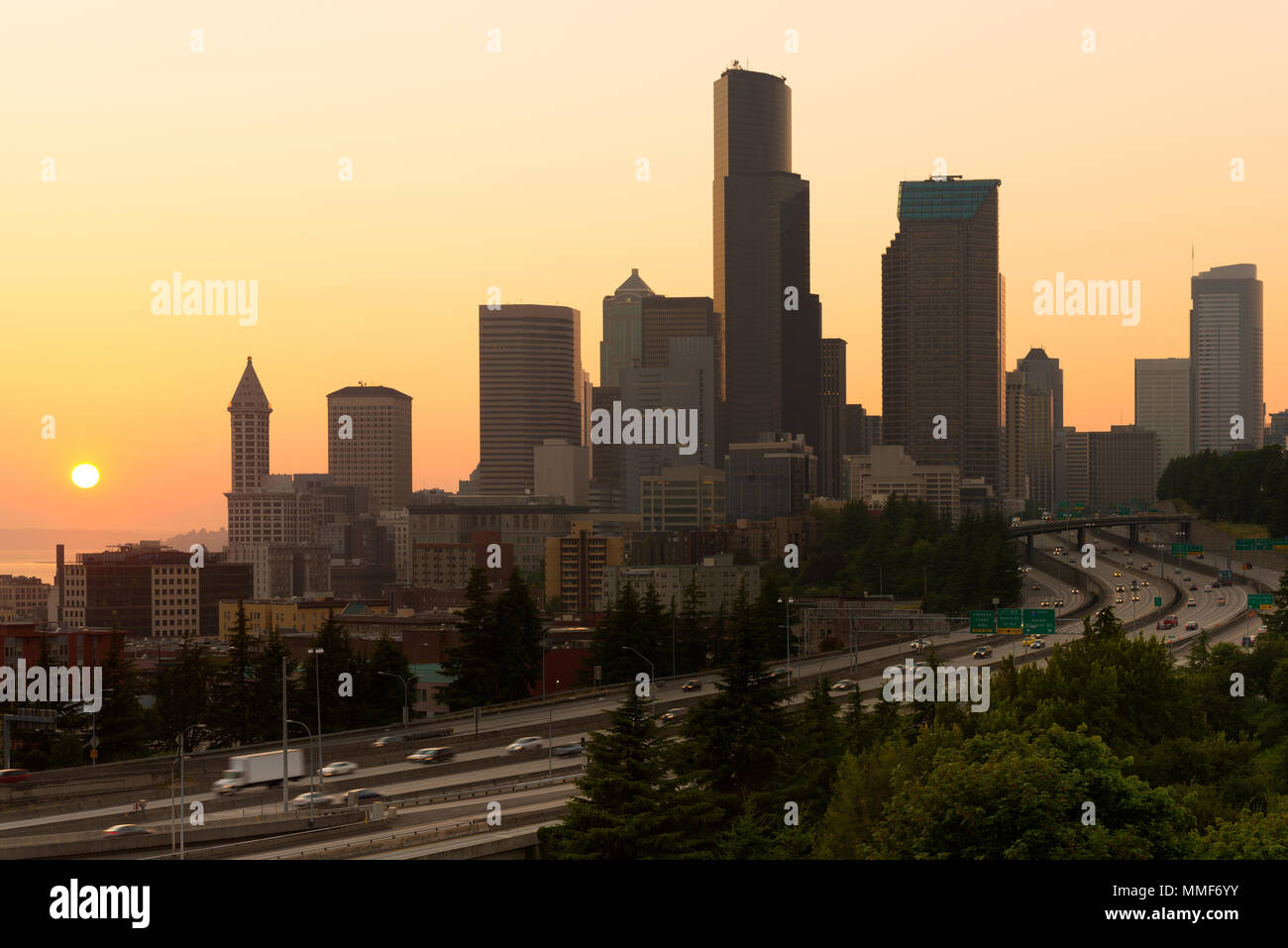 Der Interstate 5 und Downtown bei Sonnenuntergang, Seattle, Washington State, USA Stockfoto