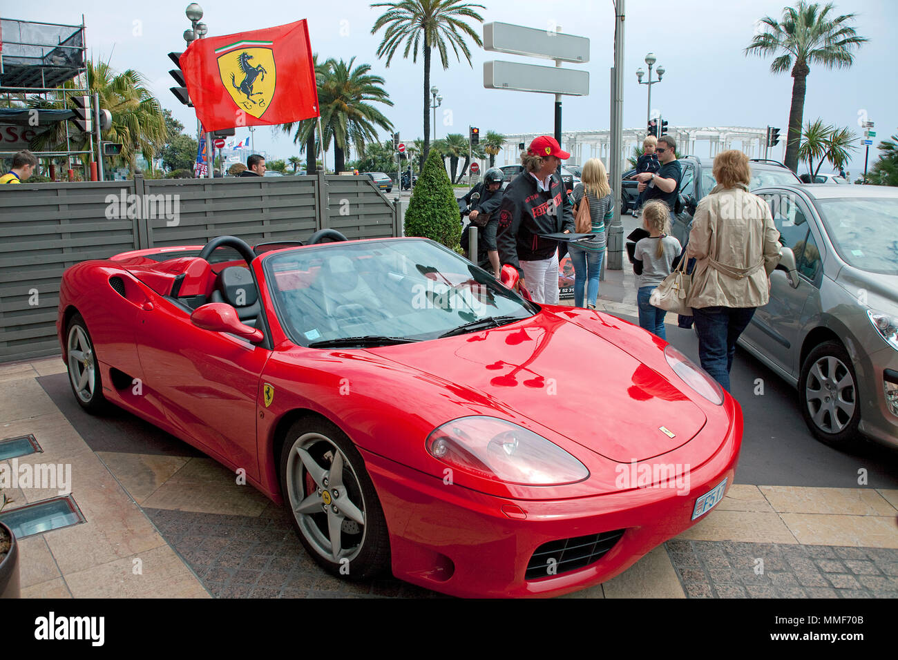 Mieten Sie einen Ferrari, Hotel Hyatt Regency Schön, Palais de la Méditerranée, Nizza, Côte d'Azur, Alpes Maritimes, Südfrankreich, Frankreich Stockfoto