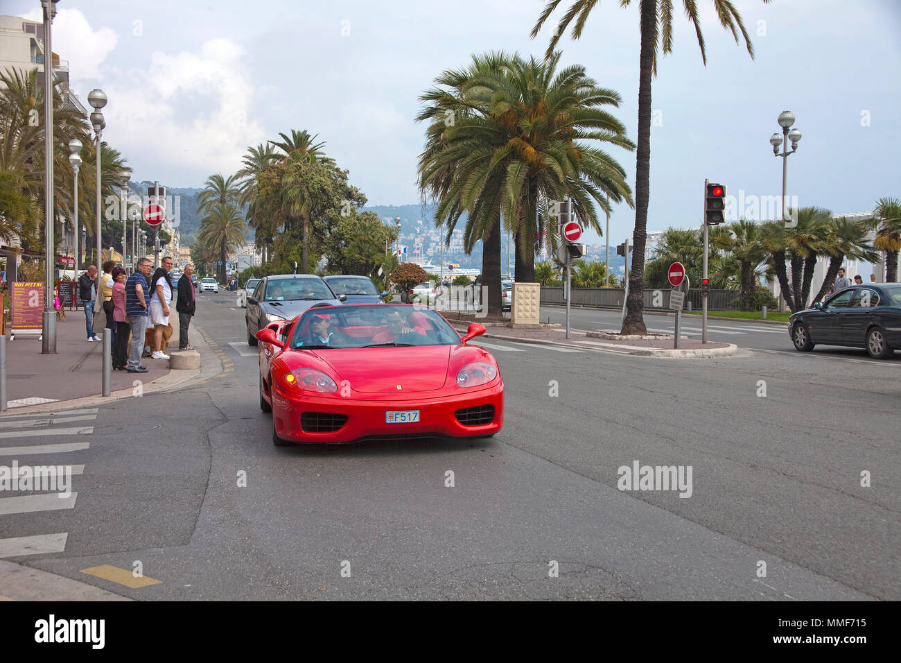 Roten Ferrari fahren auf der Promenade des Anglais, Côte d'Azur, Alpes Maritimes, Südfrankreich, Frankreich, Europa Stockfoto