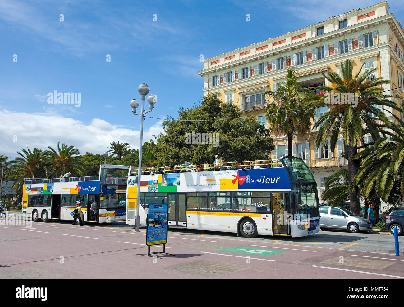 Sightseeing Tour, Touristische Bus an der Promenade des Anglais, Nizza, Côte d'Azur, Alpes Maritimes, Südfrankreich, Frankreich, Europa Stockfoto