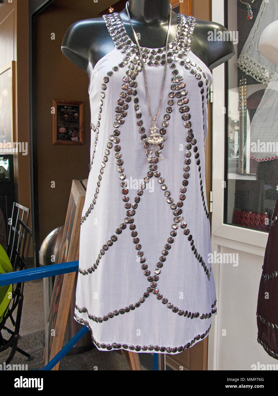 Kleid mit Strass in einem Fashion Shop in einer Einkaufsstraße in der Nähe der Place Masséna, Nizza, Südfrankreich, Alpes-de-Haute-Provence, Côte d'Azur, Frankreich, Europa Stockfoto