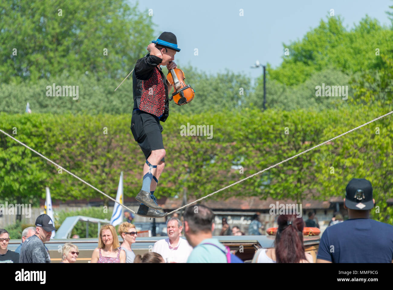 Stratford-upon-Avon, Warwickshire, England Mai 7th Street Performer wandern 2018 Seil und spielen Geige mit Masse der Zuschauer Stockfoto