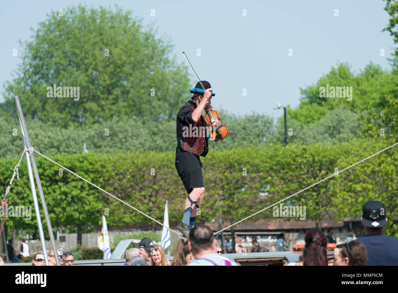 Stratford-upon-Avon, Warwickshire, England Mai 7th Street Performer wandern 2018 Seil und spielen Geige mit Masse der Zuschauer Stockfoto