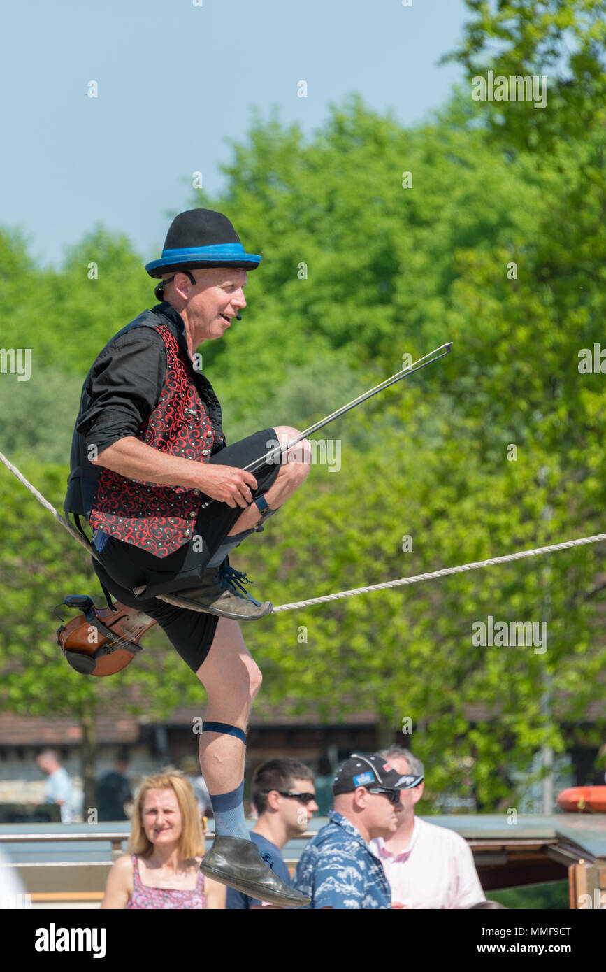 Stratford-upon-Avon, Warwickshire, England Mai 7th Street Performer wandern 2018 Seil und spielen Geige mit Masse der Zuschauer Stockfoto