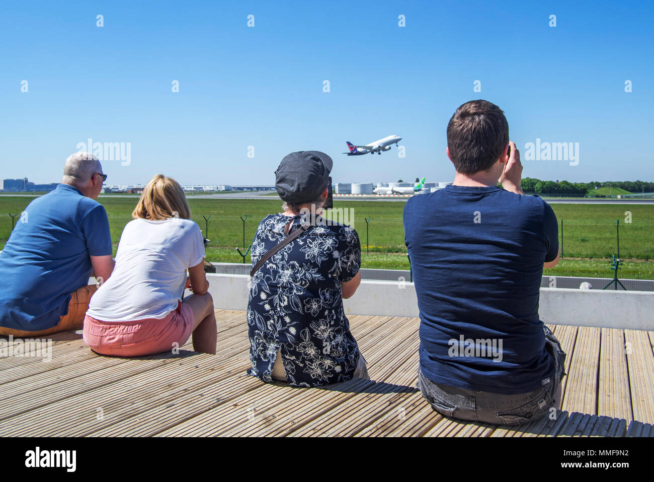 Plane Spotter auf Aircraft spotting Plattform beobachten Flugzeug von Brussels Airlines Weg von Start- und Landebahn am Flughafen Brüssel, Zaventem, Belgien Stockfoto