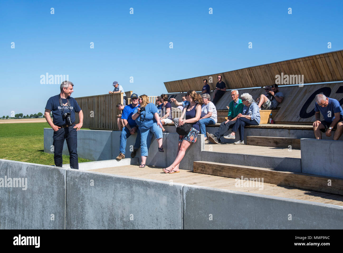 Plane Spotter auf Aircraft spotting Plattform warten für Flugzeuge, die den Start von der Start- und Landebahn am Flughafen Brüssel, Zaventem, Belgien Stockfoto
