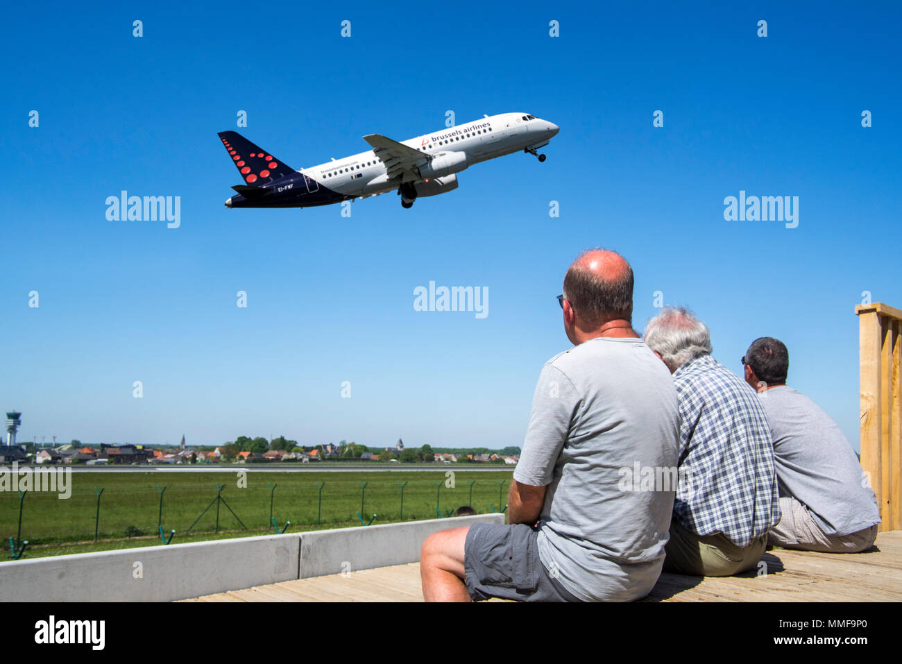 Plane Spotter auf Aircraft spotting Plattform beobachten Flugzeug von Brussels Airlines Weg von Start- und Landebahn am Flughafen Brüssel, Zaventem, Belgien Stockfoto