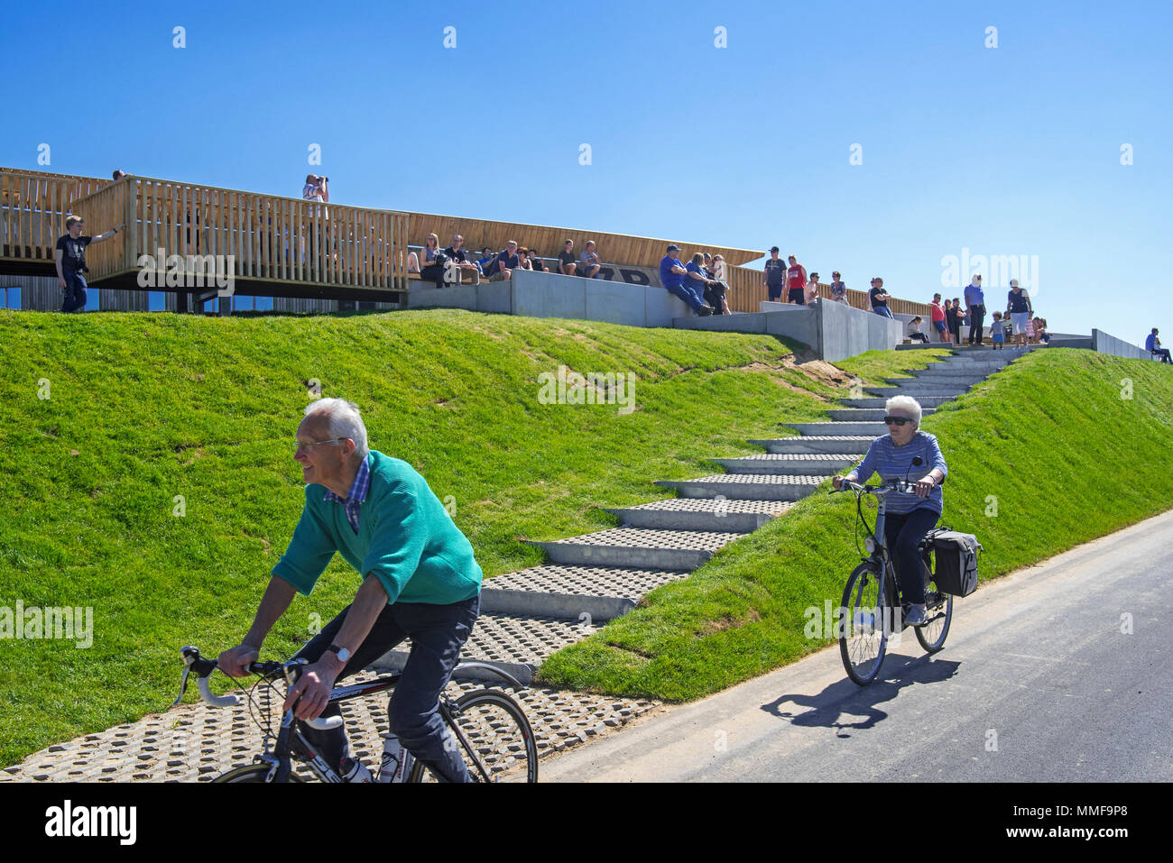 Plane Spotter auf Aircraft spotting Plattform beobachten Flugzeug von Brussels Airlines Weg von Start- und Landebahn am Flughafen Brüssel, Zaventem, Belgien Stockfoto