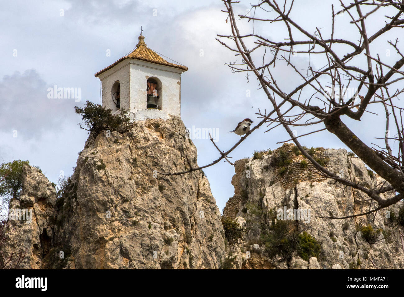 Ein Blick auf die beeindruckenden Glockenturm hoch auf den Klippen von Guadalest in Spanien. Stockfoto