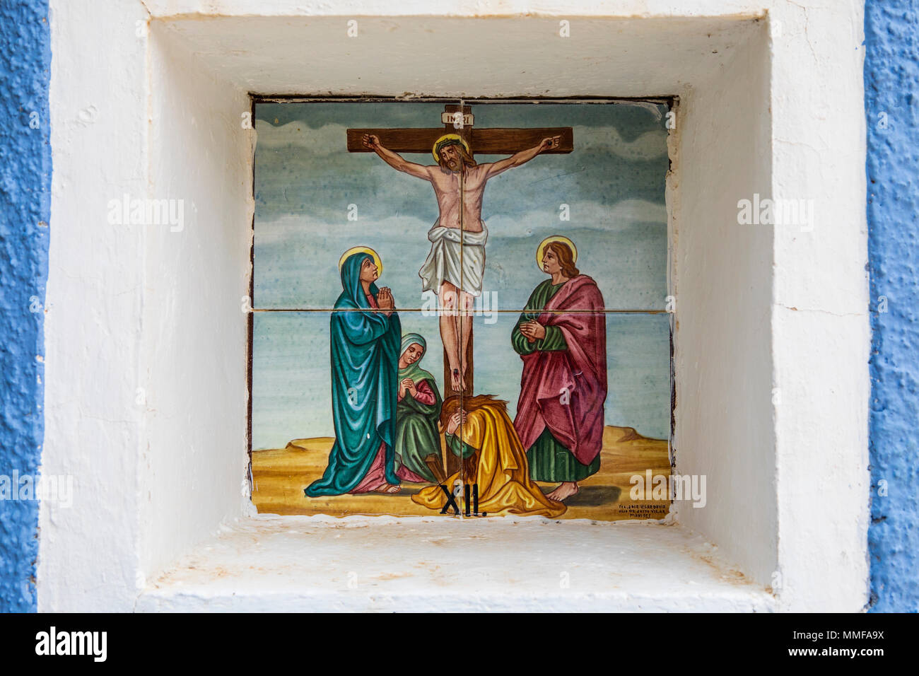 Eine religiöse Darstellung an einem der Schreine in Castillo de San Jose in Guadalest, Spanien. Stockfoto