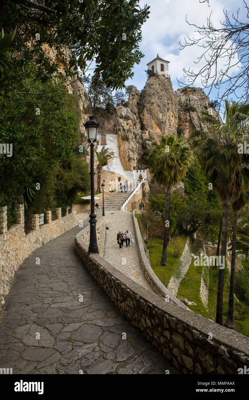 GUADALEST, SPANIEN - 13. APRIL 2018: Ein Blick auf die wunderschöne Altstadt von Guadalest in Spanien, am 13. April 2018. Stockfoto