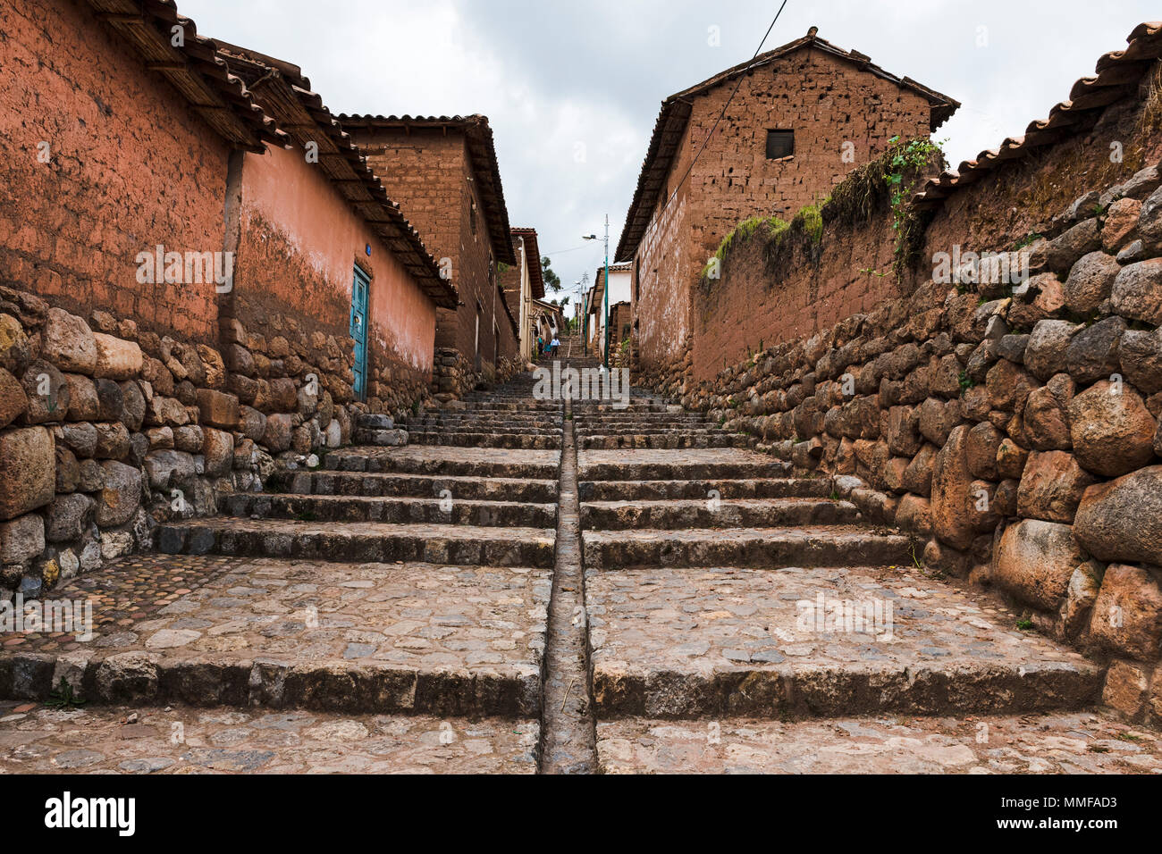 Kopfsteinpflaster die Schritte, die sich einem Berghang in einer Anden Dorf. Stockfoto