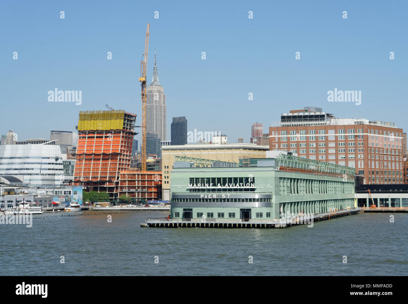 Pier 57 auf dem Hudson River in Manhattan eröffnete im Jahr 1954. Es ist eine technische Sehenswürdigkeit und auf der NY State und die nationalen Register der historischen Plätze. Stockfoto