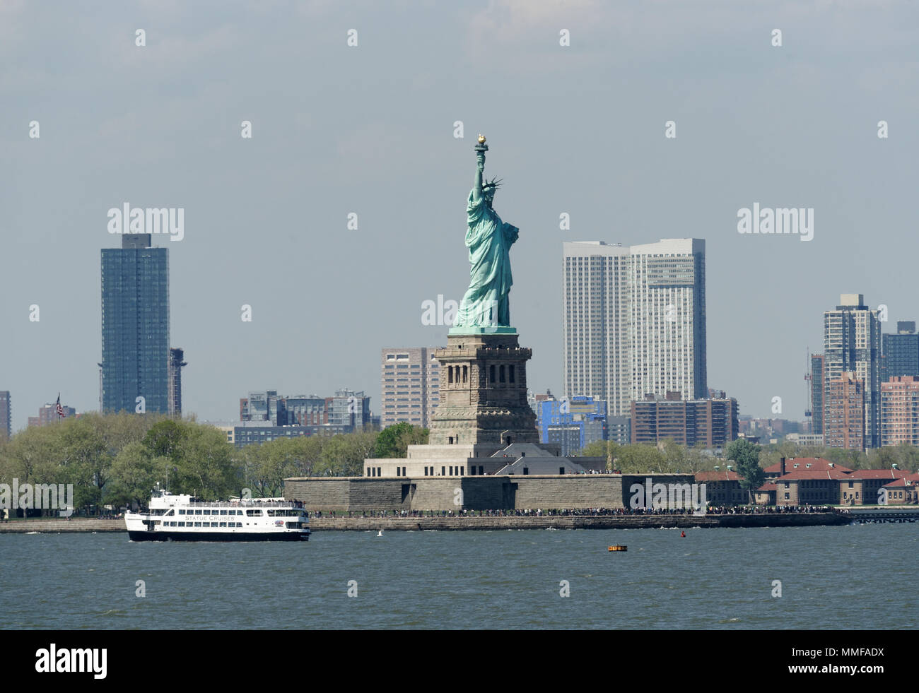 Die Freiheitsstatue auf Liberty Island ist ein New Yorker Hafen Wahrzeichen. Es wurde von Frédéric Auguste Bartholdi von Gustav Eiffel entworfen und entwickelt. Stockfoto