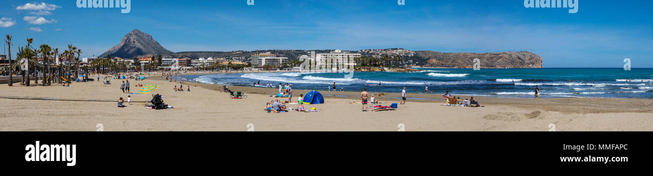 XABIA, Spanien - 15 April 2018: Panoramablick auf den schönen Sandstrand entlang der Arenal in Javea, Xabia in Spanien bekannt, die am 15. April Stockfoto