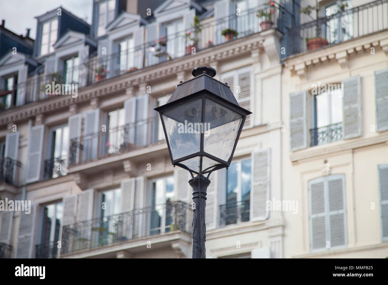 Windows alter Häuser in Paris. Frankreich, Europa Stockfoto