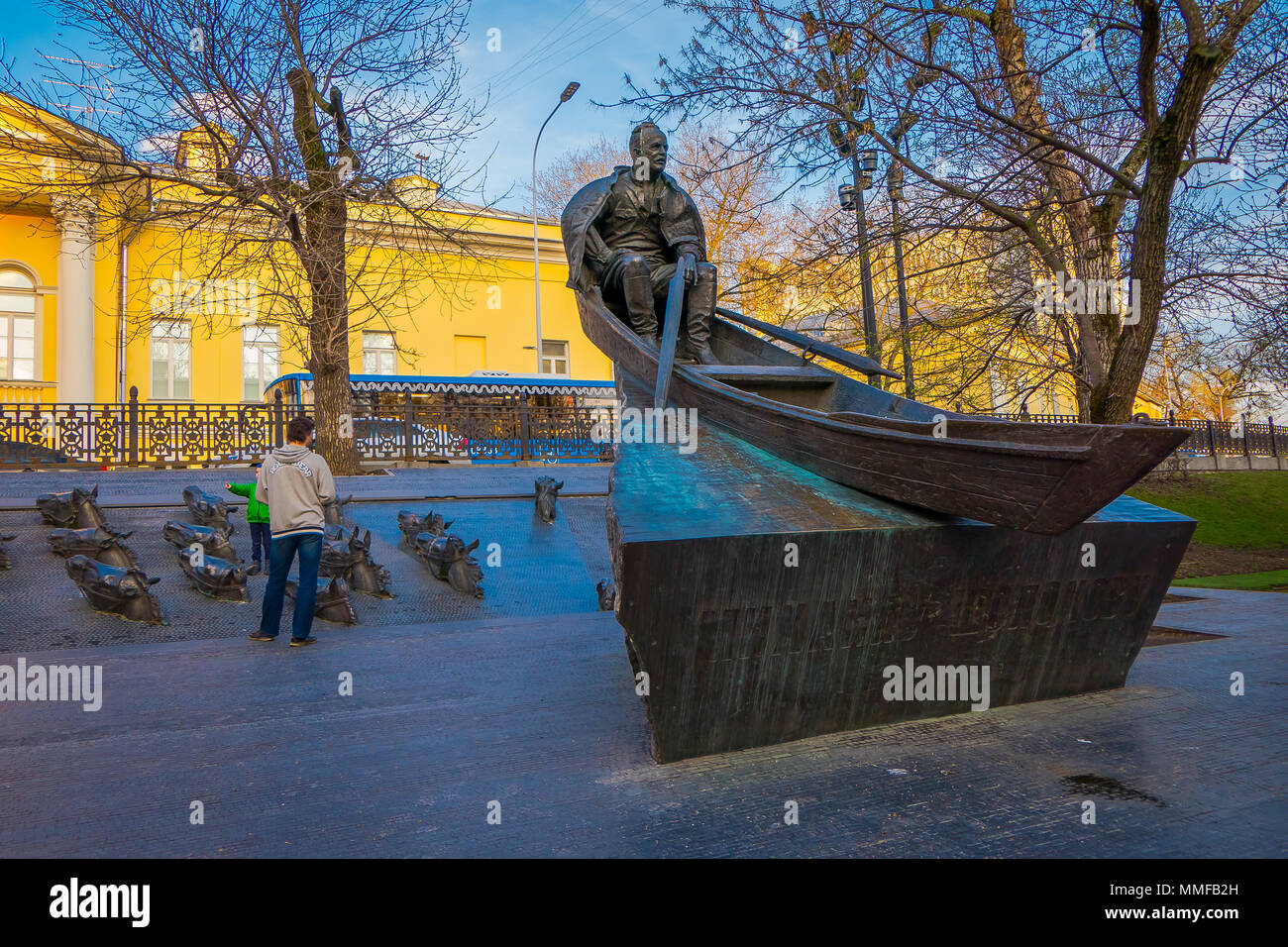 Moskau, Russland - April, 29, 2018: unbekannter Mann mit seinem Junge spielt in der Nähe das Denkmal für den Schriftsteller Michail bogachev am Gogol Boulevard in Moskau Stockfoto