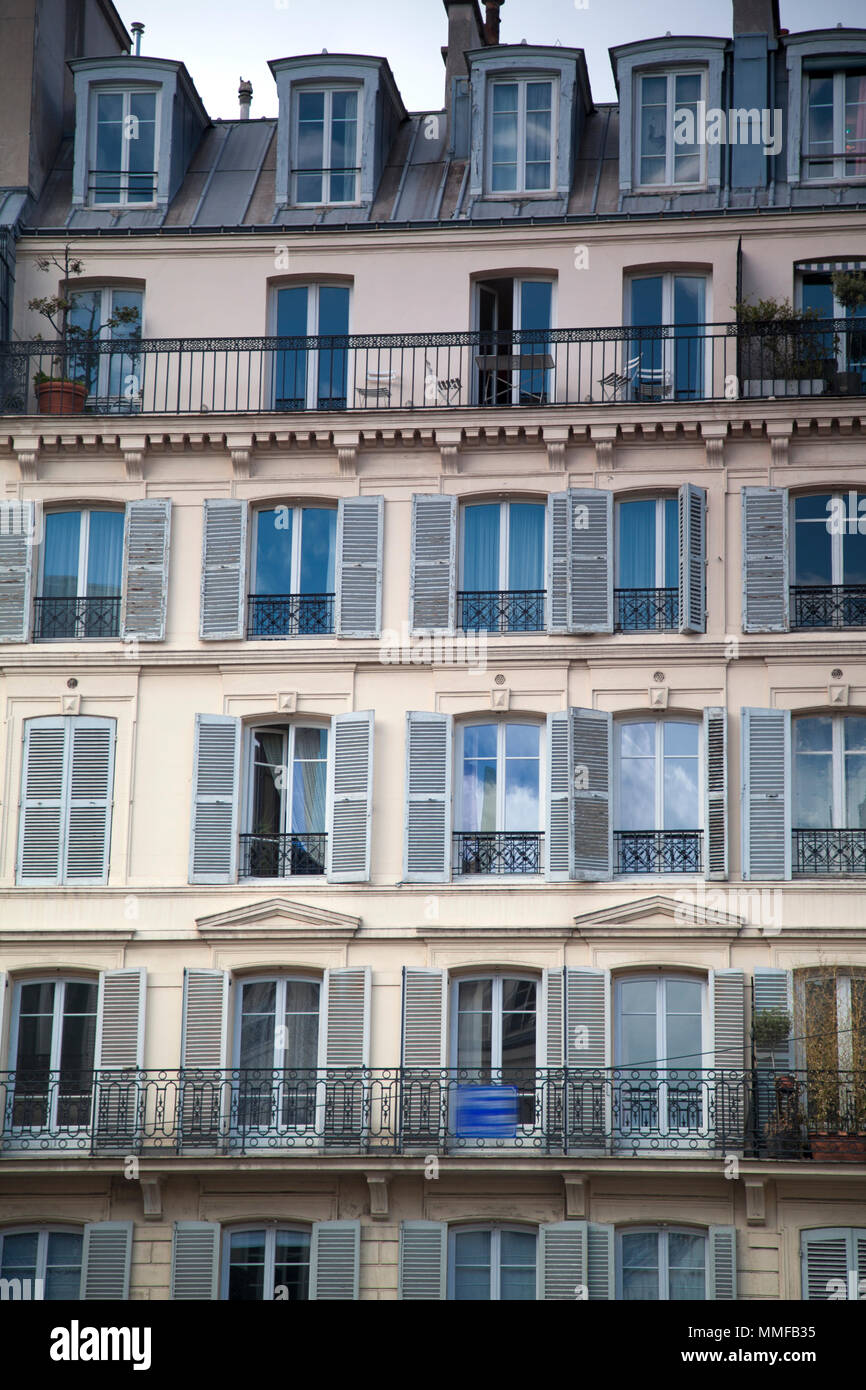 Windows alter Häuser in Paris. Frankreich, Europa Stockfoto