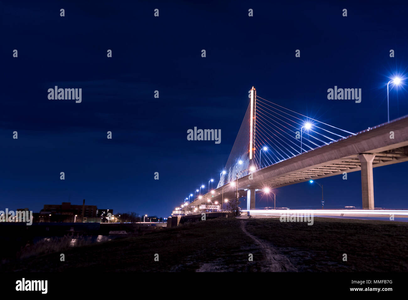 Nachtansicht des Veterans' Glas City Skyway Bridge in Toledo, Ohio. Die Brücken center Pylon ist beleuchtet mit LED-Beleuchtung und die Kabine aus rostfreiem Stahl Stockfoto