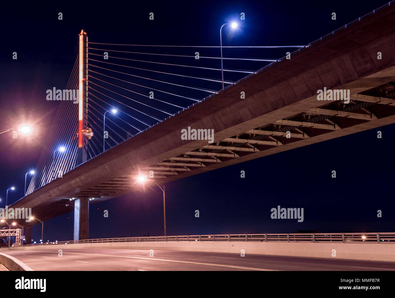 Nachtansicht des Veterans' Glas City Skyway Bridge in Toledo, Ohio. Die Brücken center Pylon ist beleuchtet mit LED-Beleuchtung. Stockfoto