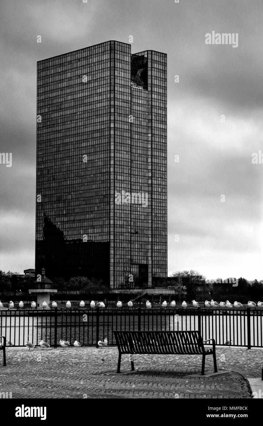 Einen Panoramablick über die Innenstadt von Toledo Ohio Skyline aus über dem Maumee River ein beliebtes Restaurant mit einem fertiger Backstein Boardwalk. Stockfoto