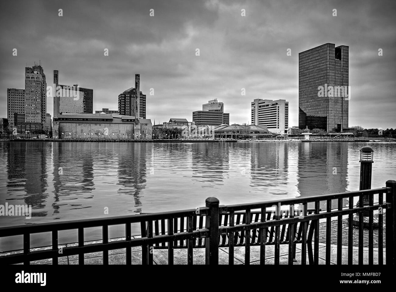 Einen Panoramablick über die Innenstadt von Toledo Ohio Skyline aus über dem Maumee River ein beliebtes Restaurant mit einem fertiger Backstein Boardwalk. Stockfoto
