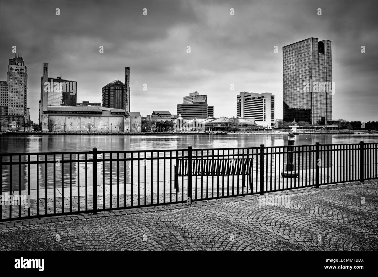 Einen Panoramablick über die Innenstadt von Toledo Ohio Skyline aus über dem Maumee River ein beliebtes Restaurant mit einem fertiger Backstein Boardwalk. Stockfoto