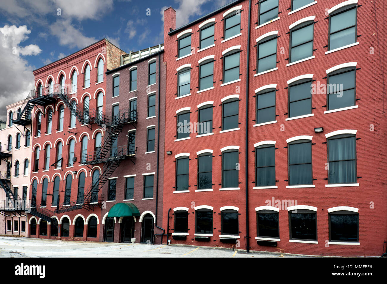 Ein Foto von einem typischen Reihe von Backstein Gebäude in den Vereinigten Staaten von Amerika gefunden. Verfügt über Fachgeschäfte, Wohnungen und Restaurants. Mit Fir gesehen Stockfoto