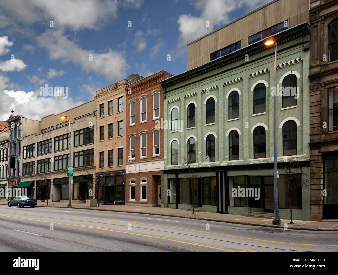 Ein Foto von einem typischen kleinen Stadt Main Street in den Vereinigten Staaten von Amerika. Mit alten Backsteinbauten mit Geschäften und Restaurants. Stockfoto