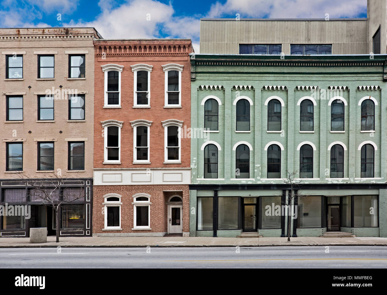 Ein Foto von einem typischen kleinen Stadt Main Street in den Vereinigten Staaten von Amerika. Mit alten Backsteinbauten mit Geschäften und Restaurants. Decora Stockfoto