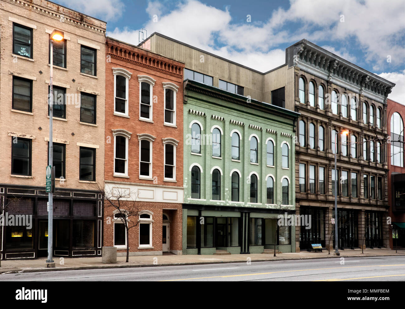 Ein Foto von einem typischen kleinen Stadt Main Street in den Vereinigten Staaten von Amerika. Mit alten Backsteinbauten mit Geschäften und Restaurants. Decora Stockfoto