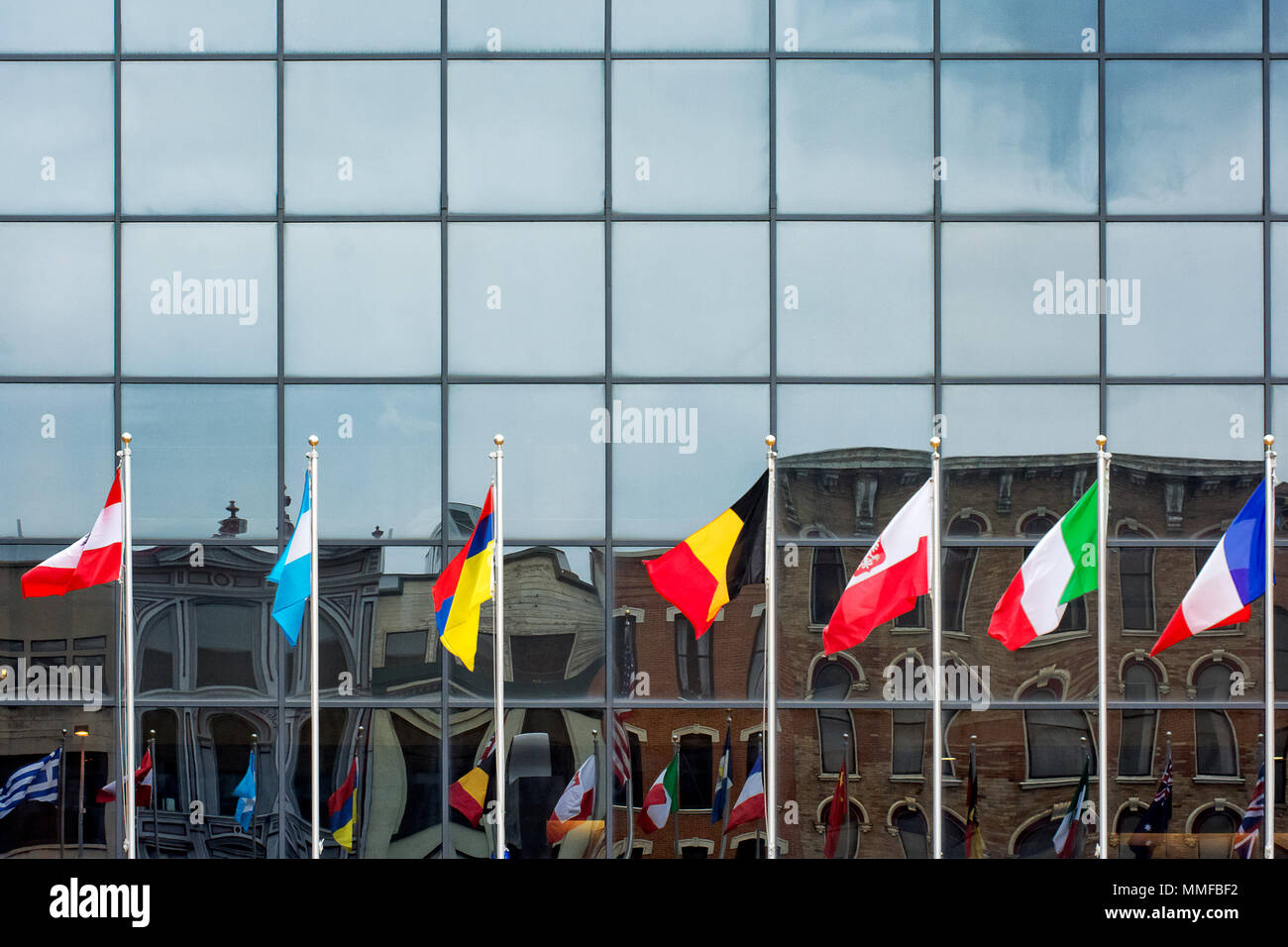 Internationale Flaggen vor einem Gebäude aus Glas. Seagate Convention Center in Toledo, Ohio. Stockfoto