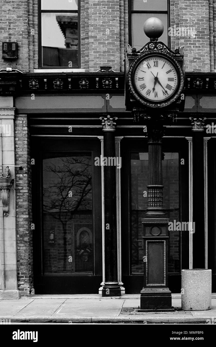 Schwarz-weiß Foto von einem alten prunkvollen Stil Street in der Innenstadt von Toledo, Ohio. Stockfoto
