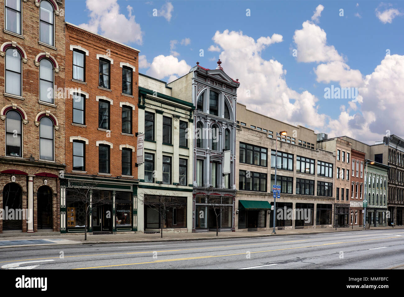 Ein Foto von einem typischen kleinen Stadt Main Street in den Vereinigten Staaten von Amerika. Mit alten Backsteinbauten mit Geschäften und Restaurants. Stockfoto