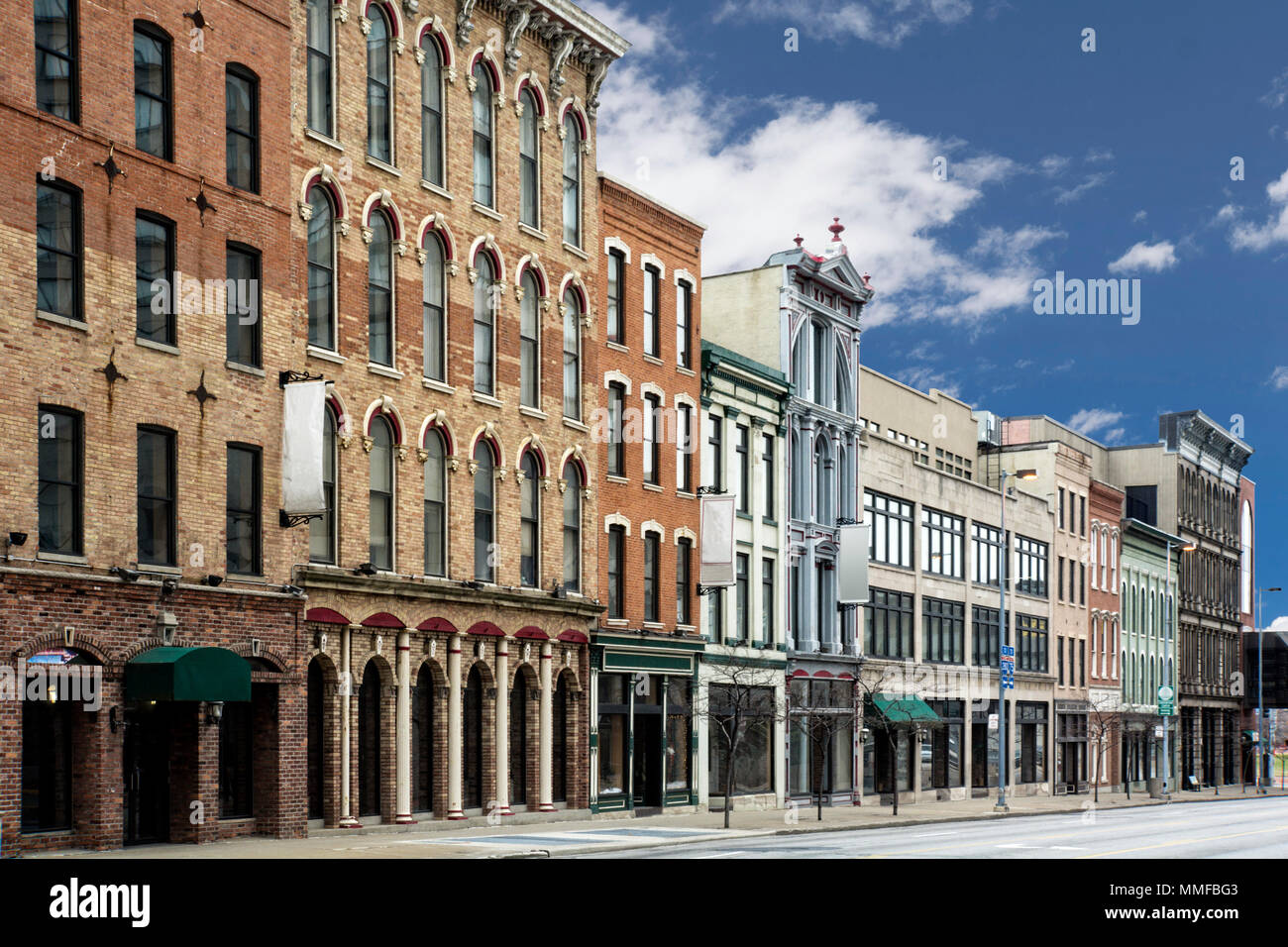 Ein Foto von einem typischen kleinen Stadt Main Street in den Vereinigten Staaten von Amerika. Mit alten Backsteinbauten mit Geschäften und Restaurants. Stockfoto
