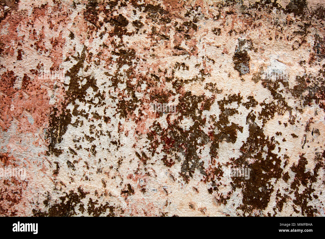 Foto von einem bunten alten zerfallenden Mauer mit abblätternder Farbe und Stuck. Toll für ein Hintergrundbild oder eine Textur. Stockfoto