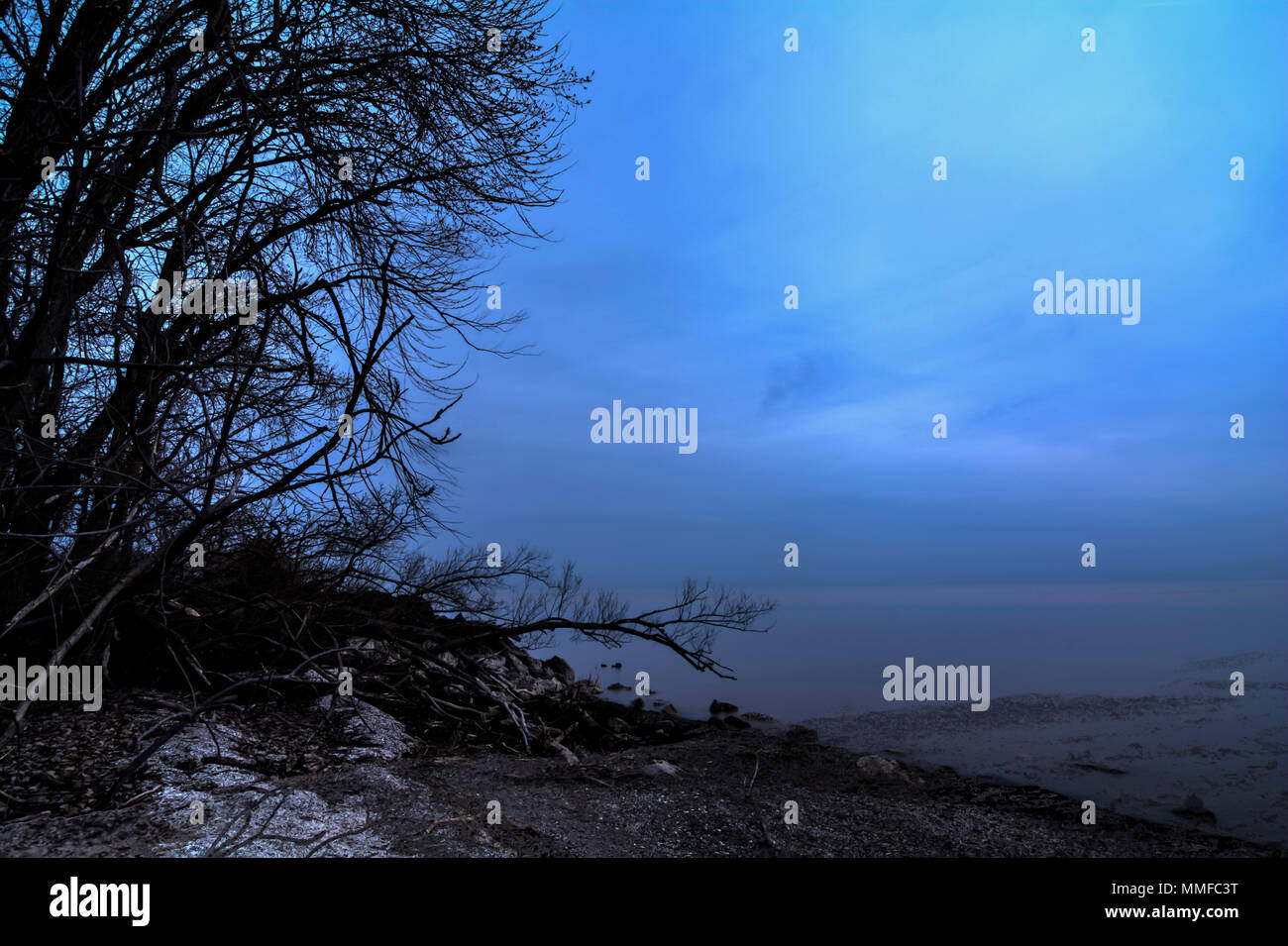 Die nebligen und kalten Ufer des Lake Erie im Nordwesten von Ohio. Stockfoto