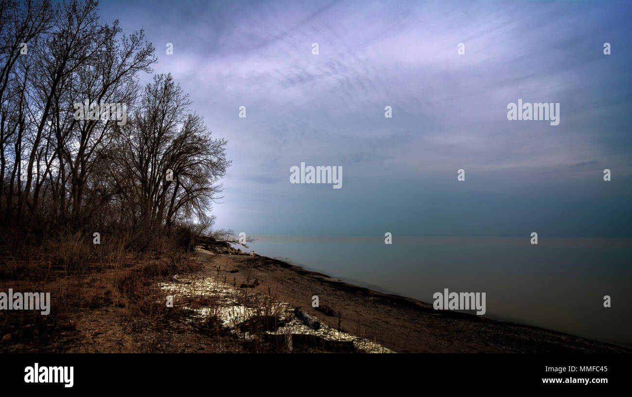 Schöne am frühen Morgen Wolken und Nebel auf dem Lake Erie von Magee Marsh im Nordwesten von Ohio. Stockfoto