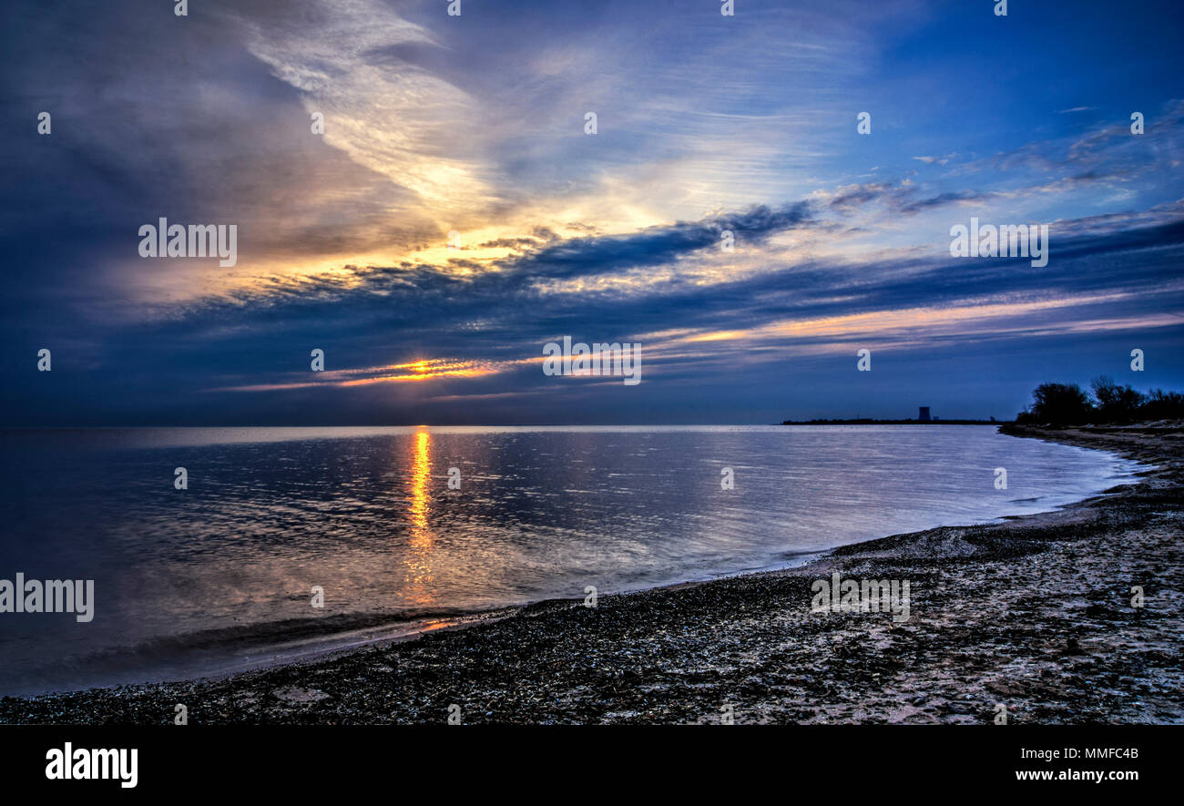 Schönen Sonnenaufgang über Lake Erie von Magee Marsh im Nordwesten von Ohio. Davis-Besse Kernkraftwerk kann in der Ferne zu sehen ist. Stockfoto