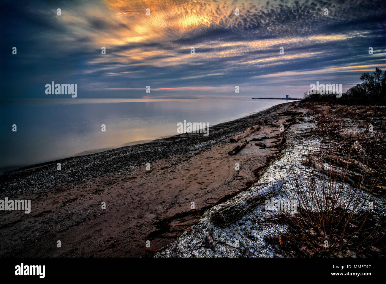 Schönen Sonnenaufgang über Lake Erie von Magee Marsh im Nordwesten von Ohio. Davis-Besse Kernkraftwerk kann in der Ferne zu sehen ist. Die foregrround hat Stockfoto
