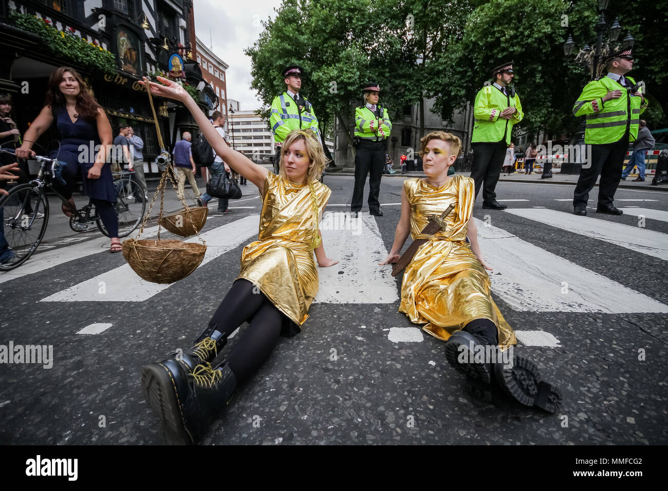 Protest in Unterstützung der Prozesskostenhilfe durch UK Uncut Kampagne Bewegung. London, Großbritannien. Stockfoto