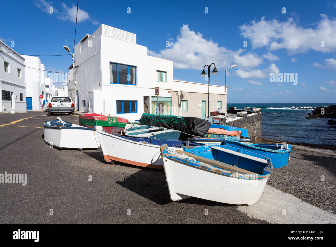 PUNTA MUJERES, Lanzarote, Kanarische Inseln, Spanien, Europa: Angeln Boote liegen auf dem Trockenen, in dem kleinen Dorf. Stockfoto