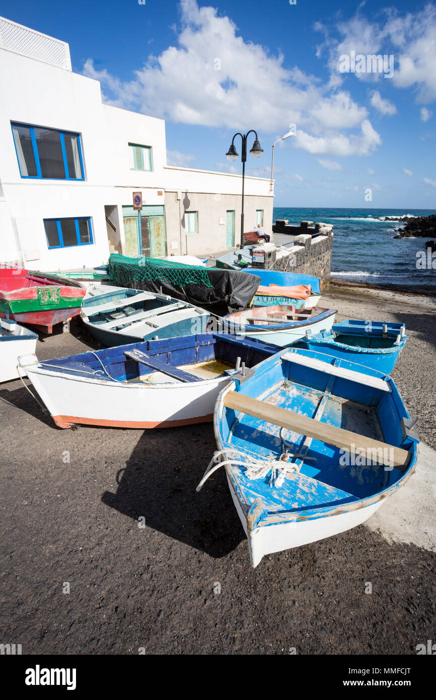 PUNTA MUJERES, Lanzarote, Kanarische Inseln, Spanien, Europa: Angeln Boote liegen auf dem Trockenen, in dem kleinen Dorf. Stockfoto